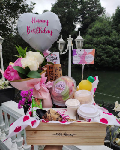 desayuno mujer con flores y globo