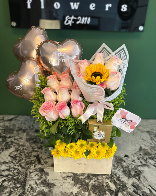 arreglo floral clasico de rosas margaritas girasoles y chocolates