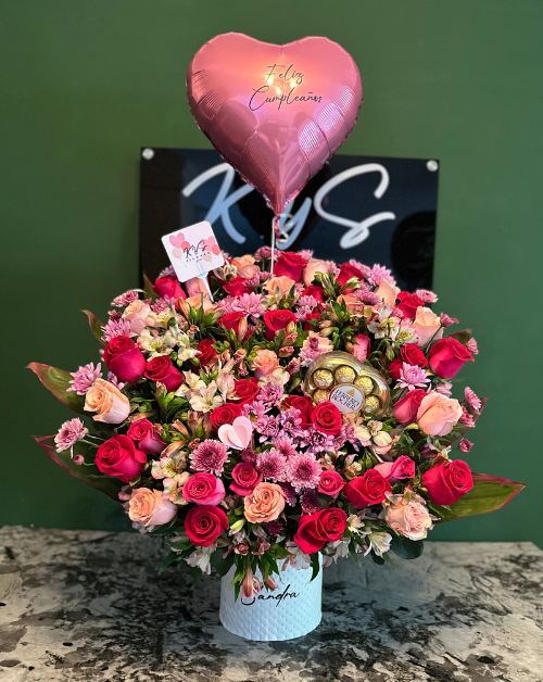 arreglo grande de variedades florales en tonos rosas con globo y chocolates