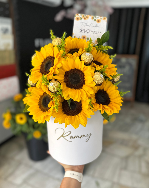 arreglo floral en box de girasoles con chocolates