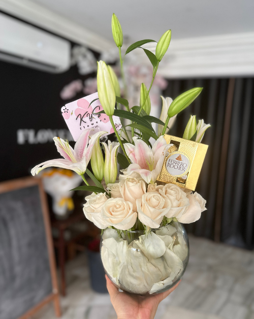 arreglo floral de rosas y lirios elegante en base de vidrio