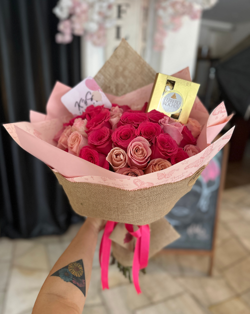 bouquet de rosas fucsias y rosadas