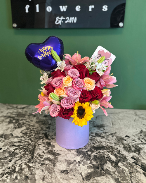 arreglo floral variado en tonos vivos