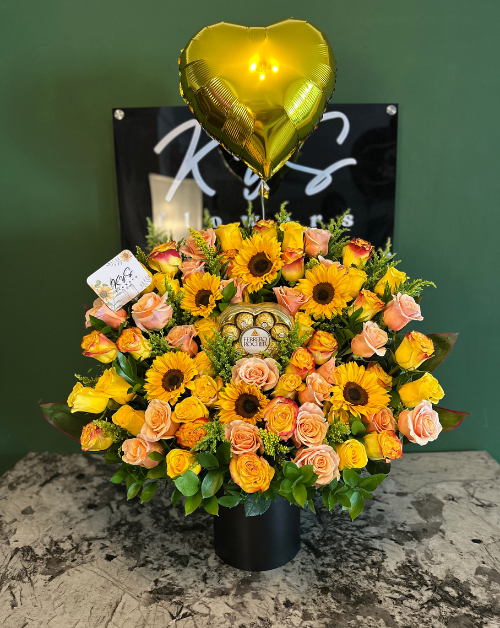 arreglo floral grande en tonos dorados con globo y chocolates