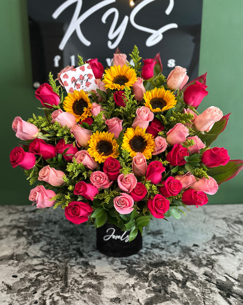 arreglo grande de rosas en tonos rosados con girasoles