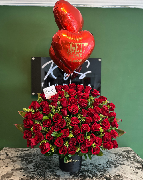 arreglo extragrande de rosas rojas y globos personalizados