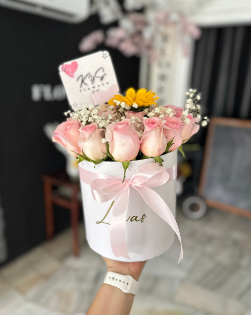 arreglo floral en box de rosas y girasol
