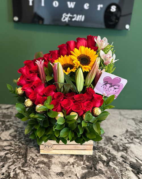arreglo elegante clasico de rosas con orquideas