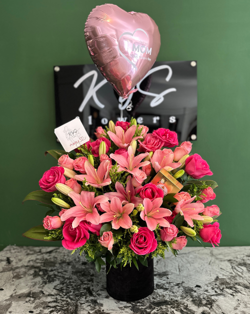 Arreglo gran de rosas y lirios con globos y chocolates