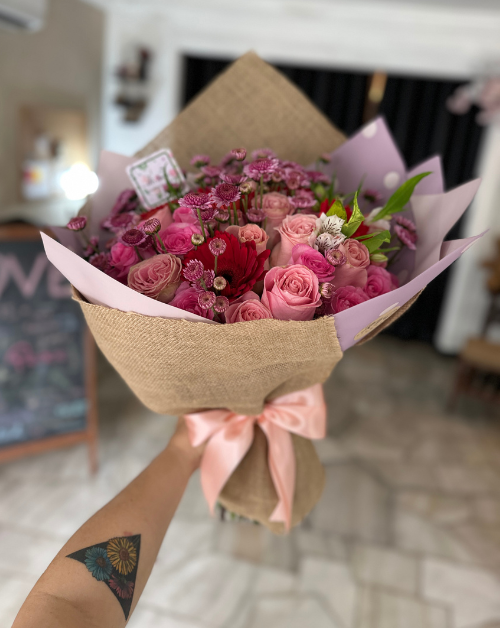 bouquet lila de rosas margaritas gerberas