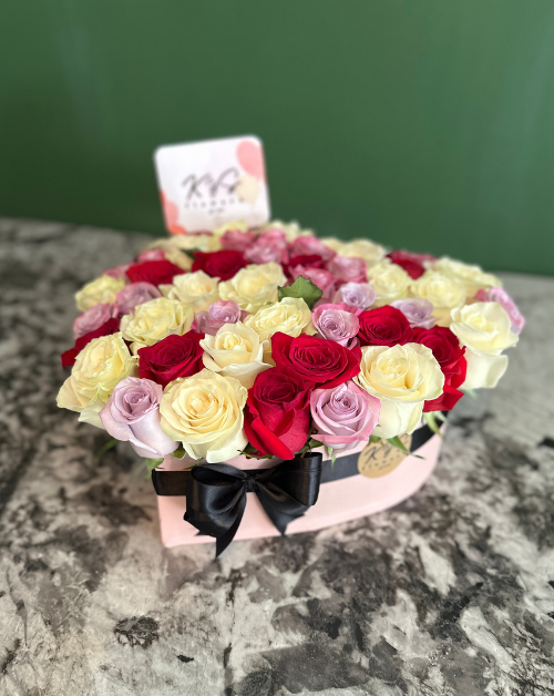 arreglo de rosas en tonos mixtos en base corazon
