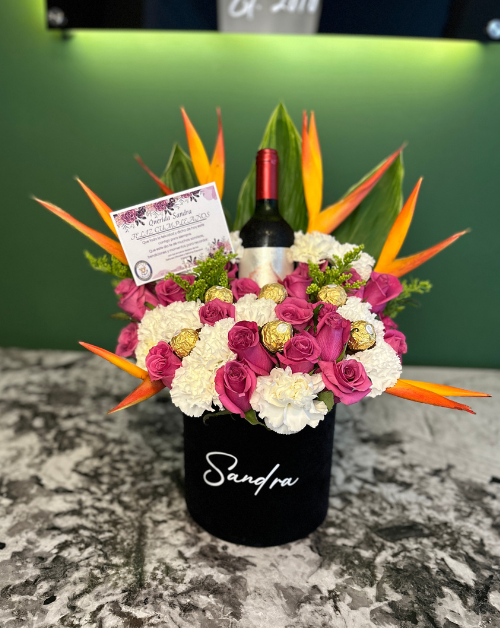 Arreglo floral elegante con vino