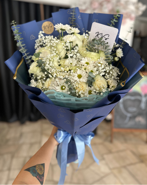 bouquet de margaritas rosas y gypsophila