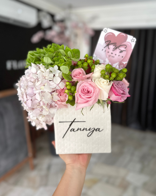 arreglo floral en box con hortensias y rosas