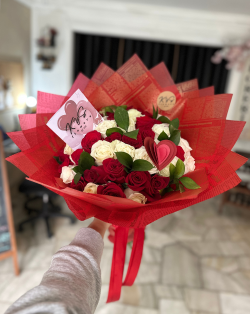 bouquet de rosas rojas y blancas