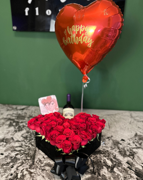 arreglo elegante de rosas rojas vino y globo